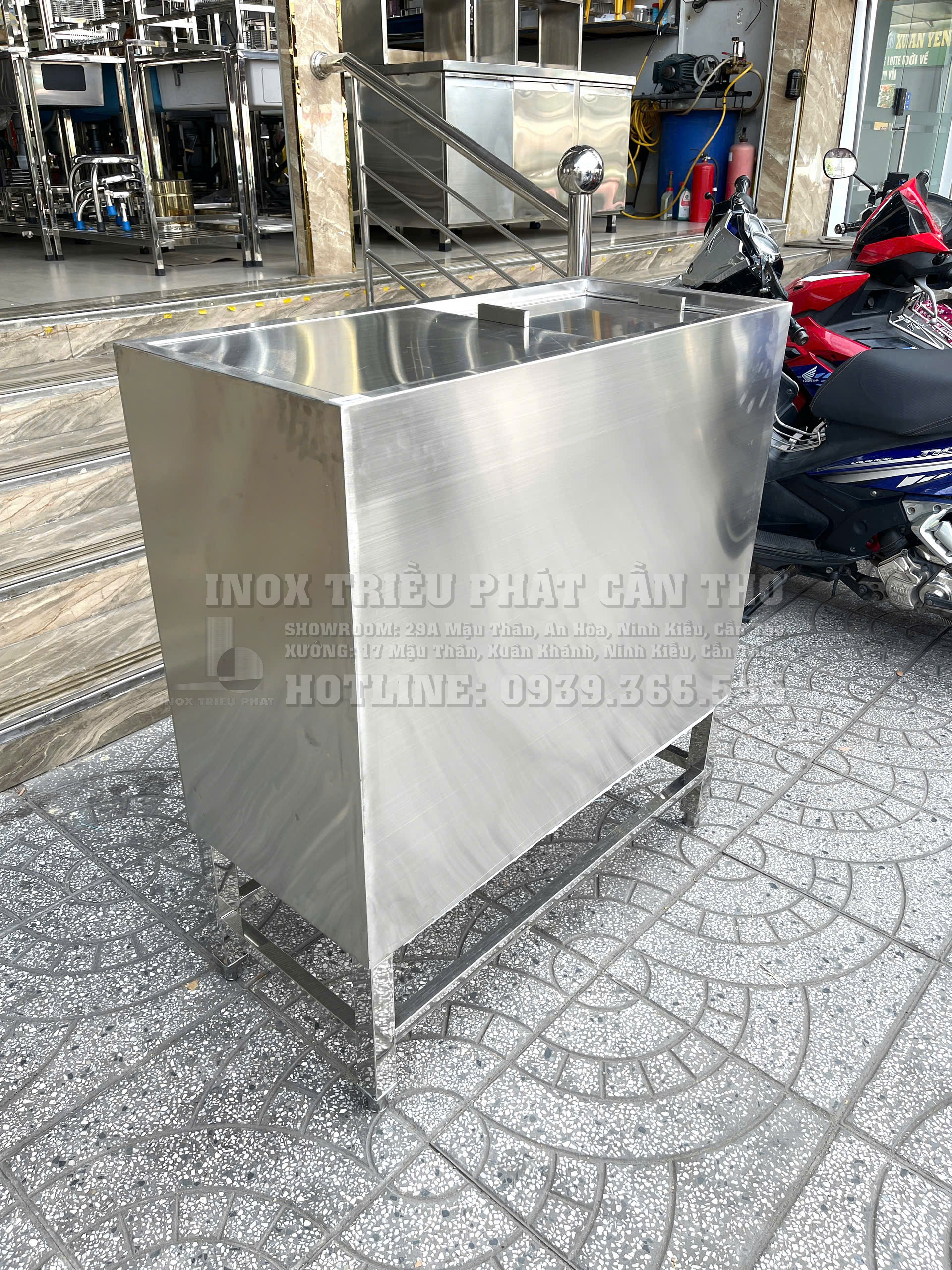 Thùng đá có chân inox 304